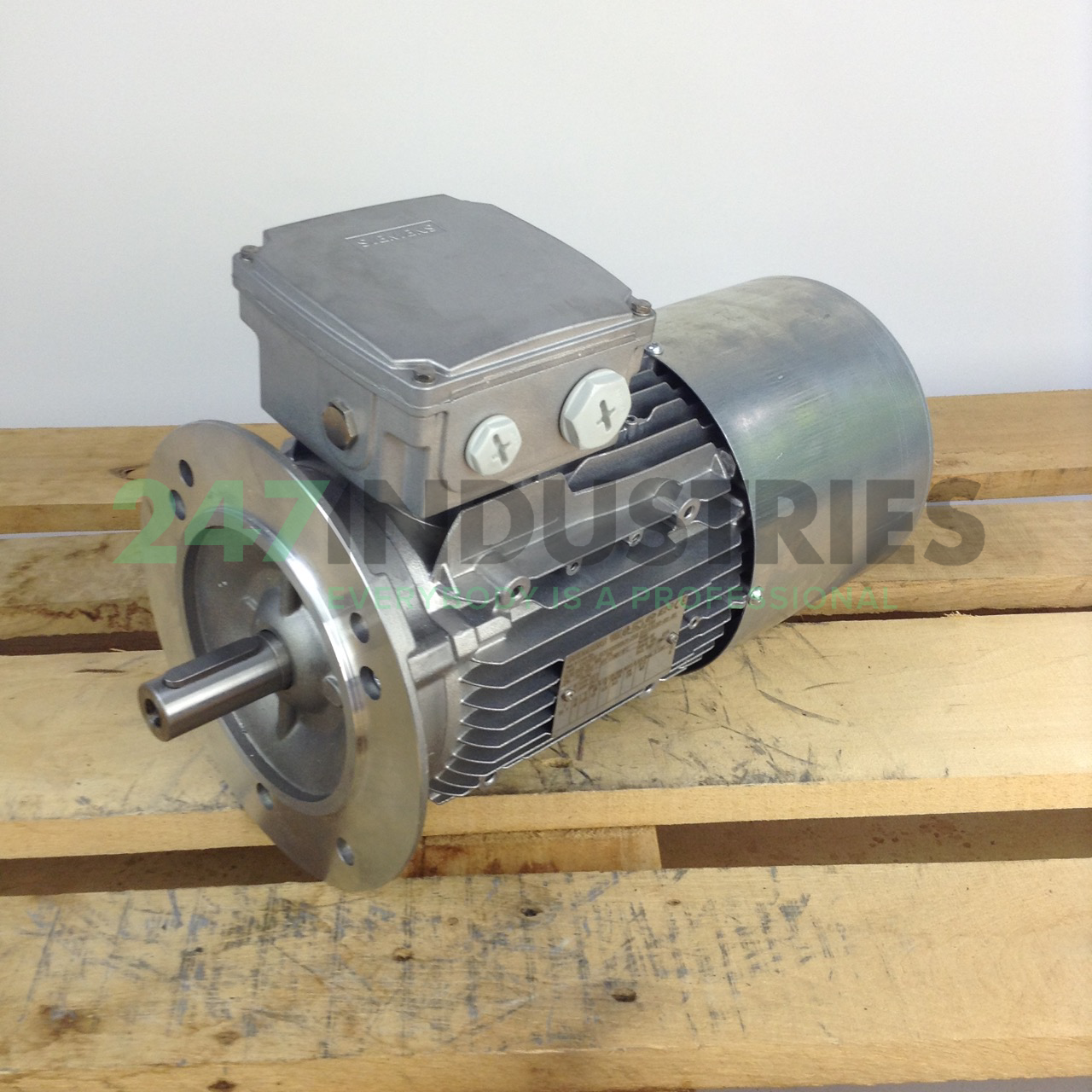 1LE1021-0EB49-0FZ4-Z Siemens Image 1